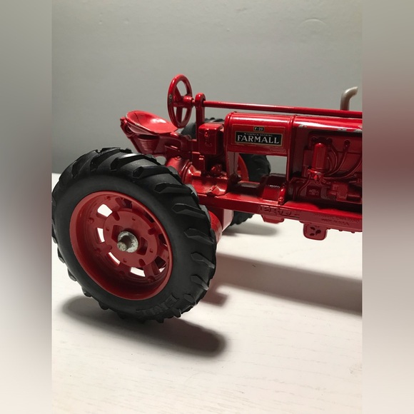 ERTL 1:16 Scale McCormick Deering Farmall F-20 Tractor - Picture 6 of 9